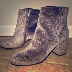 Velvet grey/silver high booties